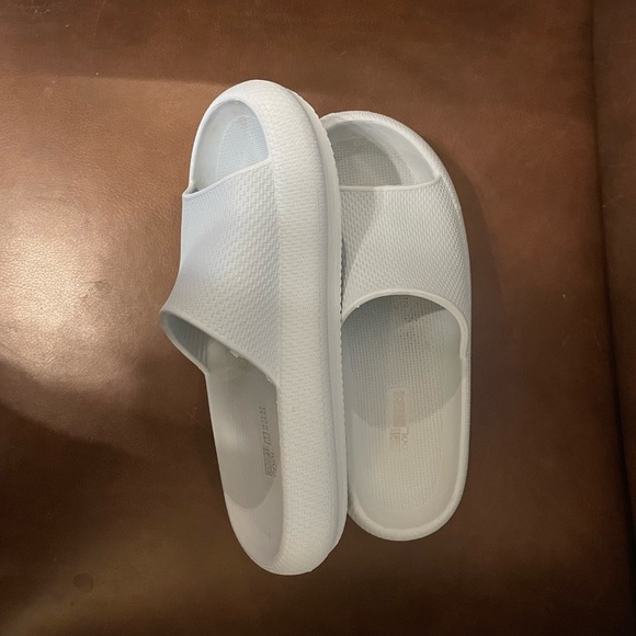 32 Degrees Light Blue Slides, size 7.5-8.5 - Picture 2 of 5